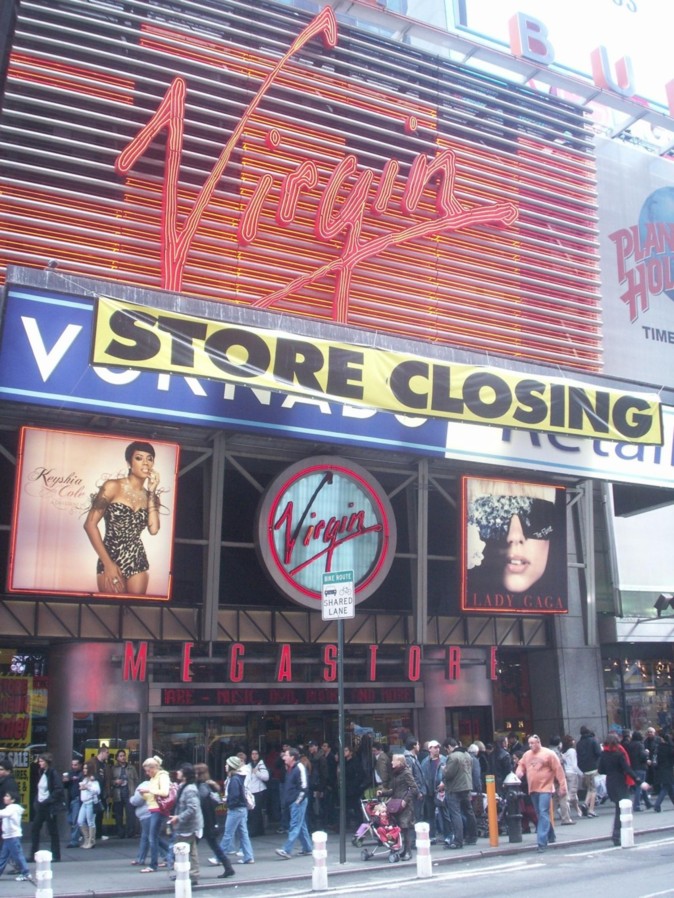 Una tienda de la cadena Virgin Megastore en Nueva York cierra en 2009...