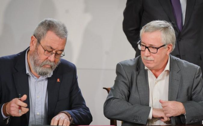 Los secretarios generales de UGT y CCOO, Cándido Méndez (izda.) e...