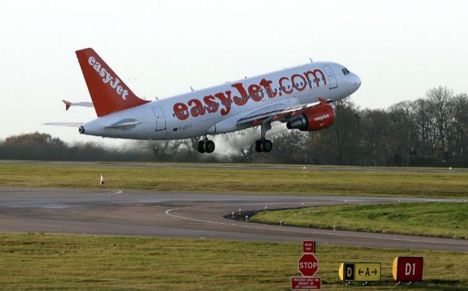 Avión de easyJet despegando desde el aeropuerto de Luton (Reino...