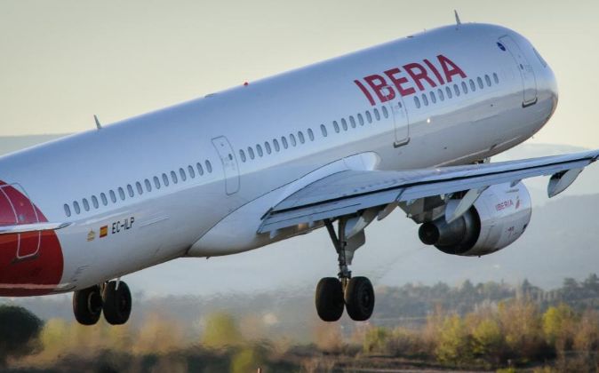 Avión de Iberia despegando desde el aeropuerto de Barajas.