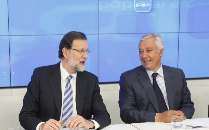 El presidente del Gobierno, Mariano Rajoy (i), junto al vicesecretario...