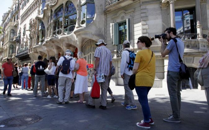 Turistas haciendo cola para acceder a la Casa Batlló en Barcelona.