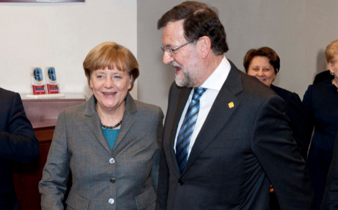 El presidente del Gobierno, Mariano Rajoy, junto a la canciller...
