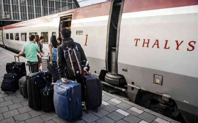 Viajeros a punto de embarcar en un tren Thalys.