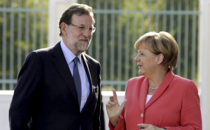 El presidente del gobierno español, Mariano Rajoy conversa con la...