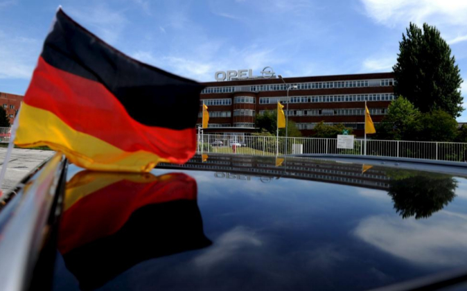 Una bandera alemana ondea sobre unas oficinas de Opel.