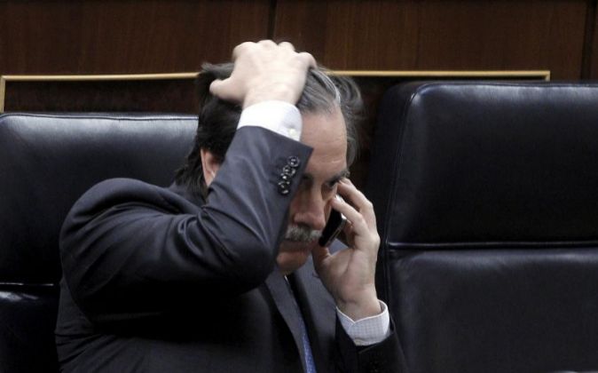 Valeriano Gómez hablando por el móvil en el Senado