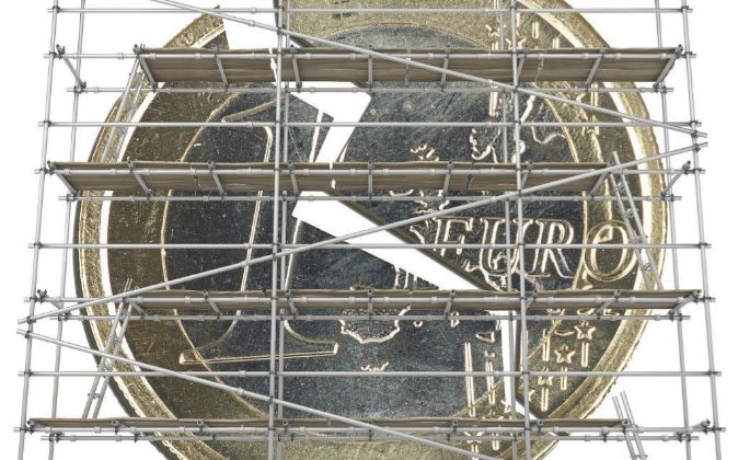 Fotomontaje de un euro con andamio.