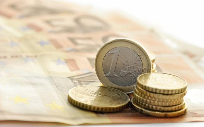 Billetes y monedas de un euro.