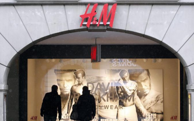 Dos peatones observan un escaparate de H&M en Berna (Suiza).