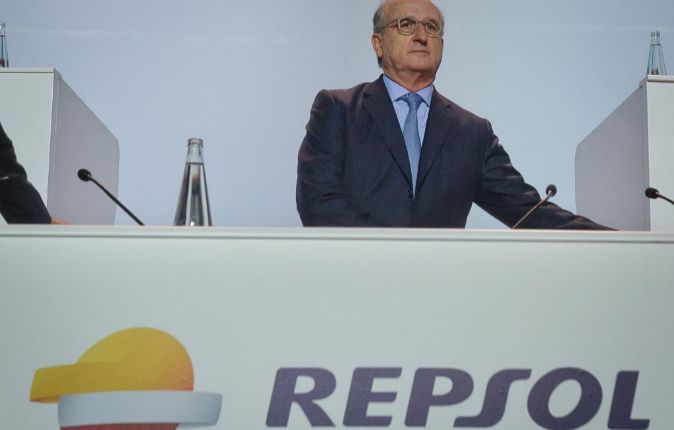 El presidente de Repsol, Antonio Brufau durante la junta general de...