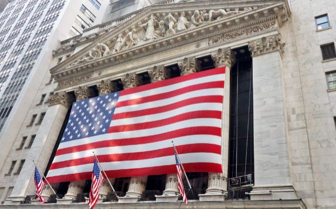 Fachada de la Bolsa de Nueva York en Wall Street con la bandera de...
