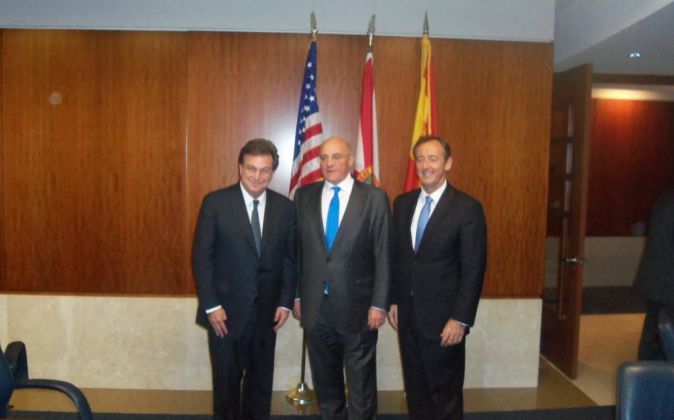 El financiero Jaime Gilinski, con el presidente de Banco Sabadell,...