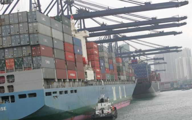 Un buque contenedor en el puerto de Kwai Chung, en Hong Kong (China).