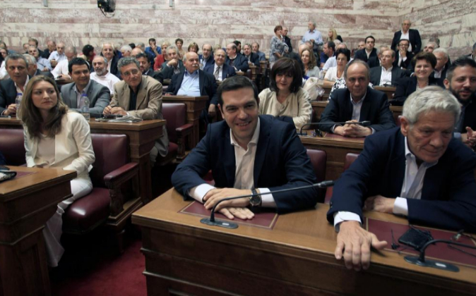 Tsipras con su equipo de Gobierno el pasado viernes en el Parlamento...