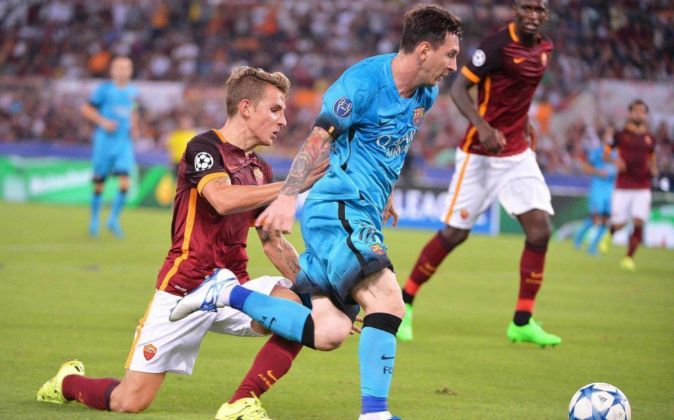 El jugador del FC Barcelona Lionel Messi disputa el balón ante Lucas...