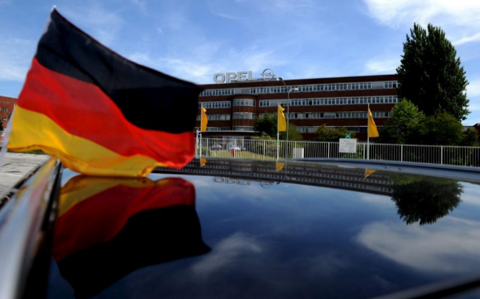 Una bandera alemana ondea sobre un coche en una de las plantas de Opel...