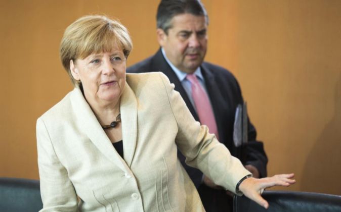 La canciller alemana, Angela Merkel (izda), y el ministro de Economía...