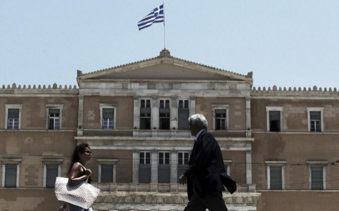 Varias personas pasean frente al Parlamento de Atenas,