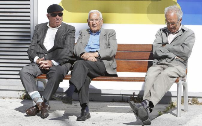 Jubilados en un banco de una calle de Madrid.