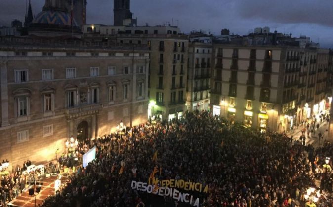 Concentración de apoyo a Mas, Ortega y Rigau en la plaza Sant Jaume...
