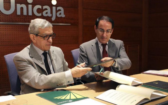 El presidente de Unicaja, Braulio Medel, y el presidente de la CEA,...