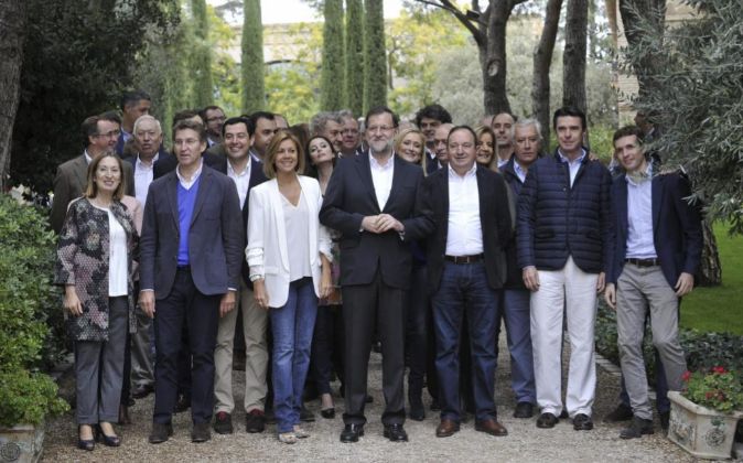 El presidente del Gobierno, Mariano Rajoy (c), acompañado por la...
