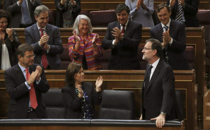 Los diputados del PP aplauden al presidente del Gobierno, Mariano...