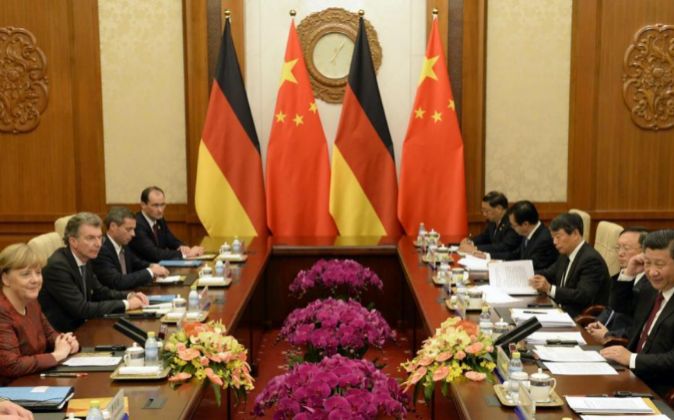 El presidente chino, Xi Jinping (dcha), mantiene una reunión con la...