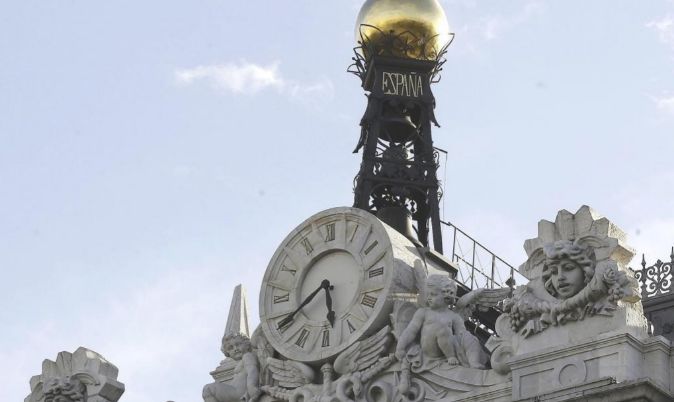 El reloj en la fachada de la sede del Banco de España, en la Plaza de...
