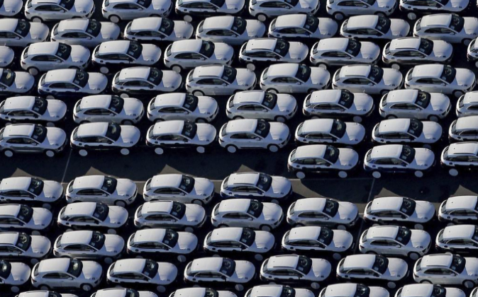 Vista aérea del estacionamiento de automóviles de Porsche en una...