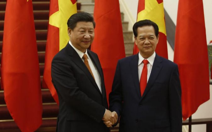 El presidente chino, Xi Jinping (izda), se reúne con el primer...