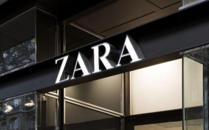 Imagen de la entrada de una de las tiendas de Zara, propiedad de...