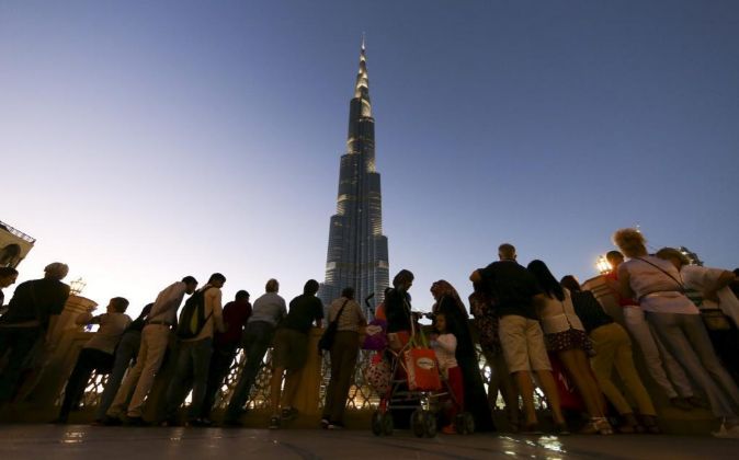 Turistas ante la torre Burjkhalifa en Dubái, Emiratos Árabes.