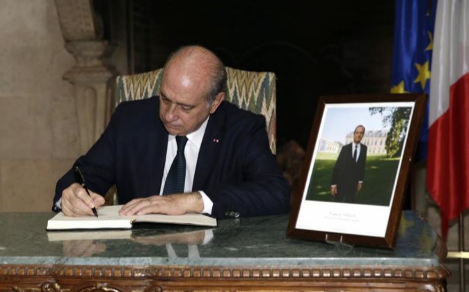 El ministro del Interior, Jorge Fernández Díaz, junto a una foto del...
