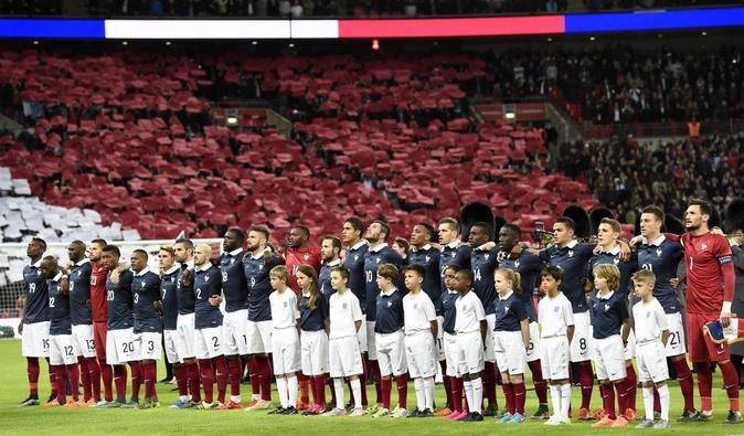 Jugadores de Francia cantan su himno nacional antes de su partido...