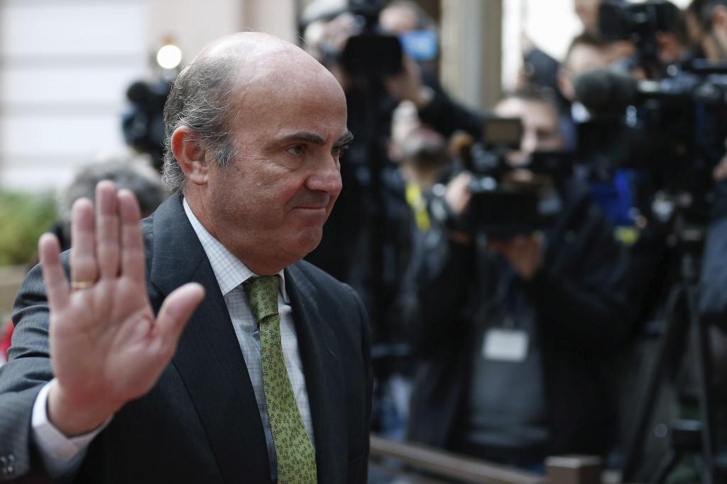El ministro español de Economía, Luis de Guindos, saluda a su...