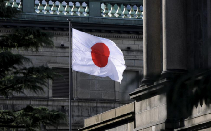 Una bandera japonesa ondea sobre el Banco de Japón (BOJ) en Tokio.