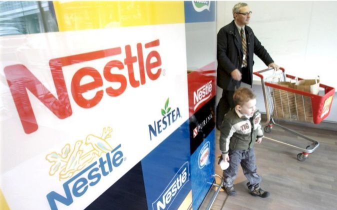 Un trabajador de la compañía Nestlé en la tienda para empleados de...