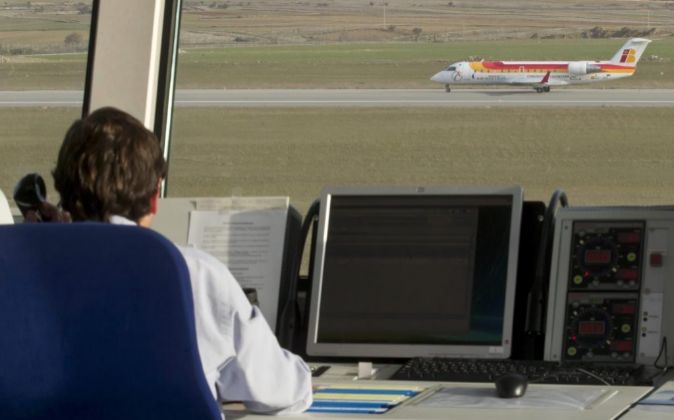 Un técnico en la torre de control del aeropuerto de Burgos.