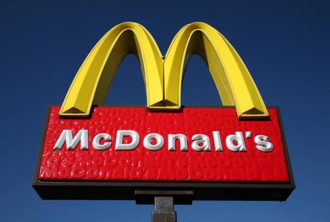 Logotipo de McDonald's en un restaurante del Reino Unido