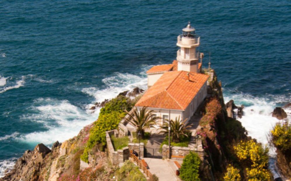 Faro de Cudillero, en la costa asturiana