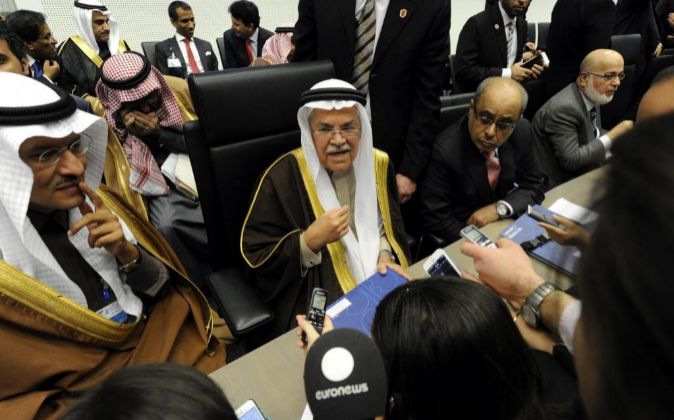 El ministro del Petróleo saudí, Ali I. Naimi (c), atiende a la...