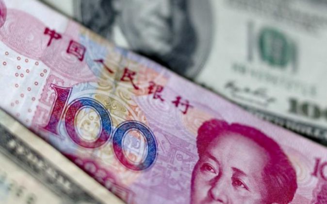 Imagen de billetes de dólares y de yuanes
