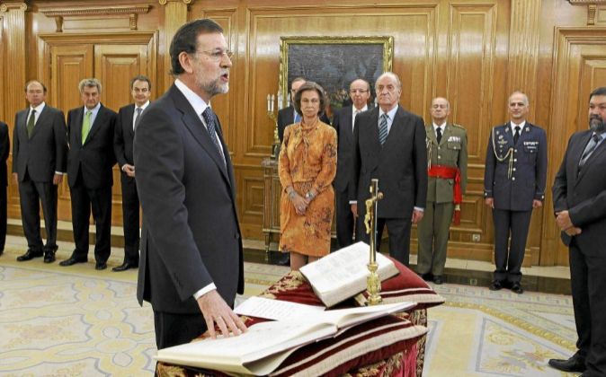 El líder del PP, Mariano Rajoy, jurando el cargo de presidente del...