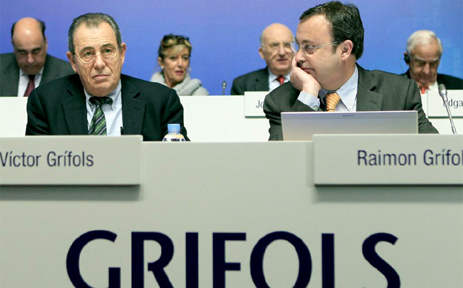 Víctor Grifols (a la izquierda), hasta ahora presidente y consejero...