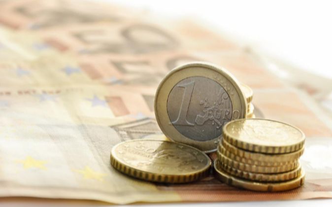 Imagen de monedas y billetes de euro