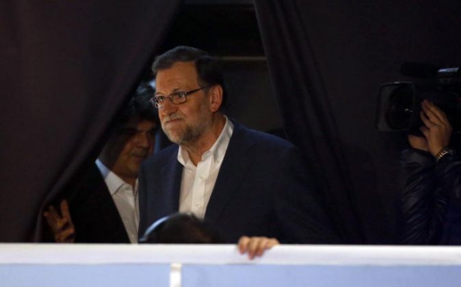 Mariano Rajoy sale al balcón de Génova, 13, la sede del PP, durante...