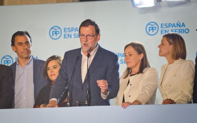 Mariano Rajoy, presidente del Gobierno y líder del PP, se dirige a...