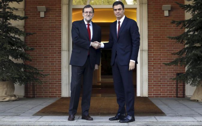 El presidente del Gobierno, Mariano Rajoy, y el líder del PSOE, Pedro...